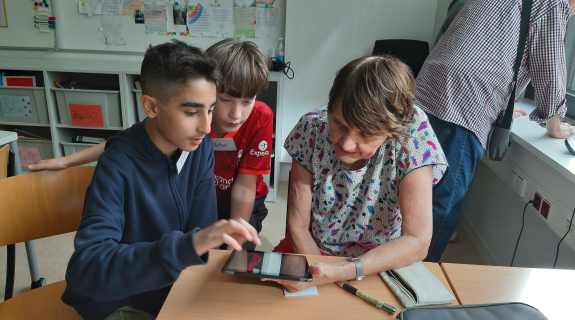 Schüler schulen Senioren 